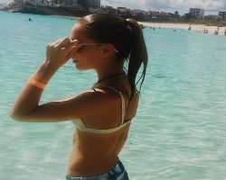 Chloe loves traveling and went on a trip to Bermuda in November 2018.